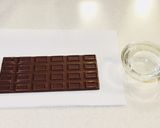 板チョコ一枚！？水とチョコだけでムース♡作り方1写真