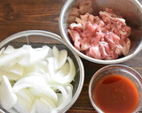 豚こま切れ肉と玉ねぎのケチャップ炒め作り方1写真