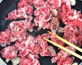 豚こまと玉ねぎのガリバタオイケチャ酢炒め作り方2写真