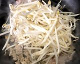 豚ひき肉ともやし・ニラ炒め作り方3写真