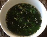 簡単：パクチーたっぷりわかめスープ作り方1写真