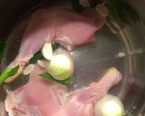 骨付きモモ肉で☆あっさりチキンスープ作り方1写真