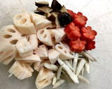 素材の旨味がじんわり 鶏と根菜の煮物作り方1写真