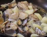 あさりと鶏もも肉とじゃがいものバター蒸し作り方6写真