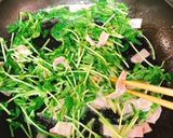 豆苗と山茶茸、ベーコンのバター炒め作り方3写真