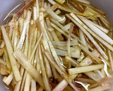野菜を無駄なく！ウドと大根の皮のきんぴら作り方1写真