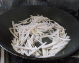 大根の皮と牛肉の炒め物作り方3写真