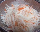 大根と魚肉ソーセージのマリネ風サラダ作り方1写真