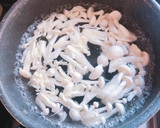 簡単！しめじとわかめのゴマ辛子マヨ和え作り方2写真