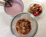 簡単朝食ヨーグルト♪レッドスムージーで作り方2写真