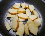 簡単！鶏と焼き林檎のハニーマスタード炒め作り方3写真