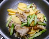 簡単！鶏と焼き林檎のハニーマスタード炒め作り方4写真