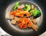 蒟蒻とブロッコリーとキムチの炒め物作り方2写真