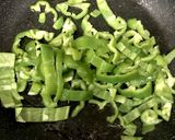 副菜にぜひ、ピーマンとごぼう鶏の炒め物作り方1写真