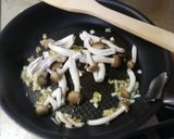 プチヴェールとキノコの炒め物作り方9写真