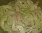 お弁当に【セロリと玉葱のナポリタン炒め】作り方1写真