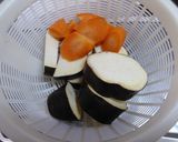 鶏肉とさつま芋と人参の煮物作り方1写真