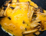 手早く一品！甘辛卵とじなエリンギの炒め作り方3写真