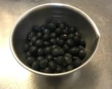 すぐ食べれる、レンジで煎り黒豆作り方1写真