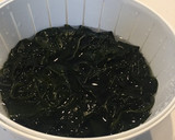 もう一品に！わかめとツナと玉ねぎの和え物作り方1写真