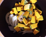 かぼちゃと玉ねぎのお味噌汁＊バター風味作り方1写真