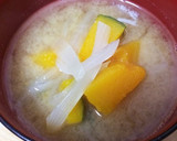 かぼちゃと玉ねぎのお味噌汁＊バター風味作り方3写真