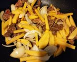 牛肉とじゃがいもと玉ねぎのピリ辛炒め煮作り方4写真