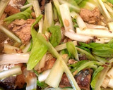 鯖味噌缶で簡単！旬のうるい炒め☆作り方2写真