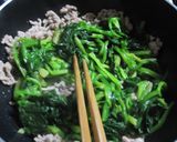 豚ひき肉とほうれん草の味噌炒め作り方3写真