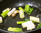 節約料理でお酒の肴♪蒟蒻と葱の辛味噌炒め作り方3写真