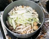 大根としめじのわかめ味噌汁作り方4写真