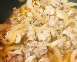 豚皿●豚こまぎれ肉＆玉ネギのあまから炒め作り方3写真