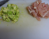 むね肉とアボカドとパセリのマヨわさ炒め作り方1写真