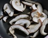 春の訪れ♪土筆と生椎茸の卵とじ～丼にも～作り方3写真