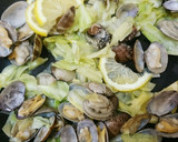 簡単すぎる！アサリとキャベツのレモン蒸し作り方4写真