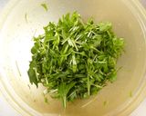 生でシャキシャキ！水菜とカニカマの酢の物作り方3写真