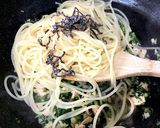 鮭缶でぱぱっと☆春菊と鮭と塩昆布のパスタ作り方6写真