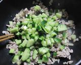 豚ひき肉とキュウ玉炒め作り方2写真