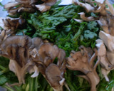 金のごまだれで「春菊と舞茸の和え物」♪作り方1写真