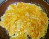 フライパンで炒り卵とほうれん草のサラダ風作り方1写真