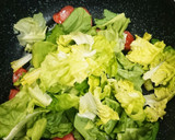 サラダ菜とソーセージの塩コショウ炒め作り方4写真