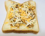ひき肉炒めをのせた☆ミートチーズトースト作り方2写真