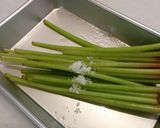 スッと綺麗に筋取り！ふきの茹で方と下処理作り方3写真