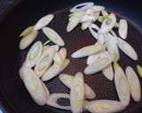 紅生姜が決め手！もやしと白ネギの炒めもの作り方2写真