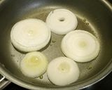 簡単！炙り新玉葱のベーコンバターお味噌汁作り方2写真