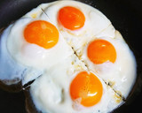 黄身が鮮やか！目玉焼きの焼き方作り方1写真
