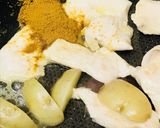 鶏肉とジャガイモのカレー粉炒め作り方3写真