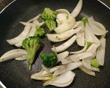 冷凍ブロッコリーと鶏胸肉のガーリック炒め作り方4写真