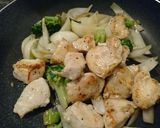 冷凍ブロッコリーと鶏胸肉のガーリック炒め作り方5写真