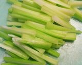 おつまみ＊鶏皮とセロリのピリ辛ラー油和え作り方4写真